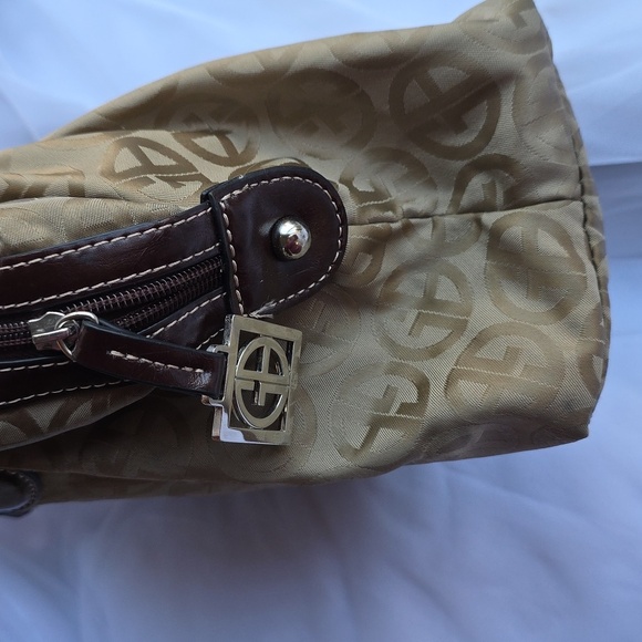 Giani Bernini Elegant Tan Shoulder Bag with Dark Brown Accents - Picture 5 of 12